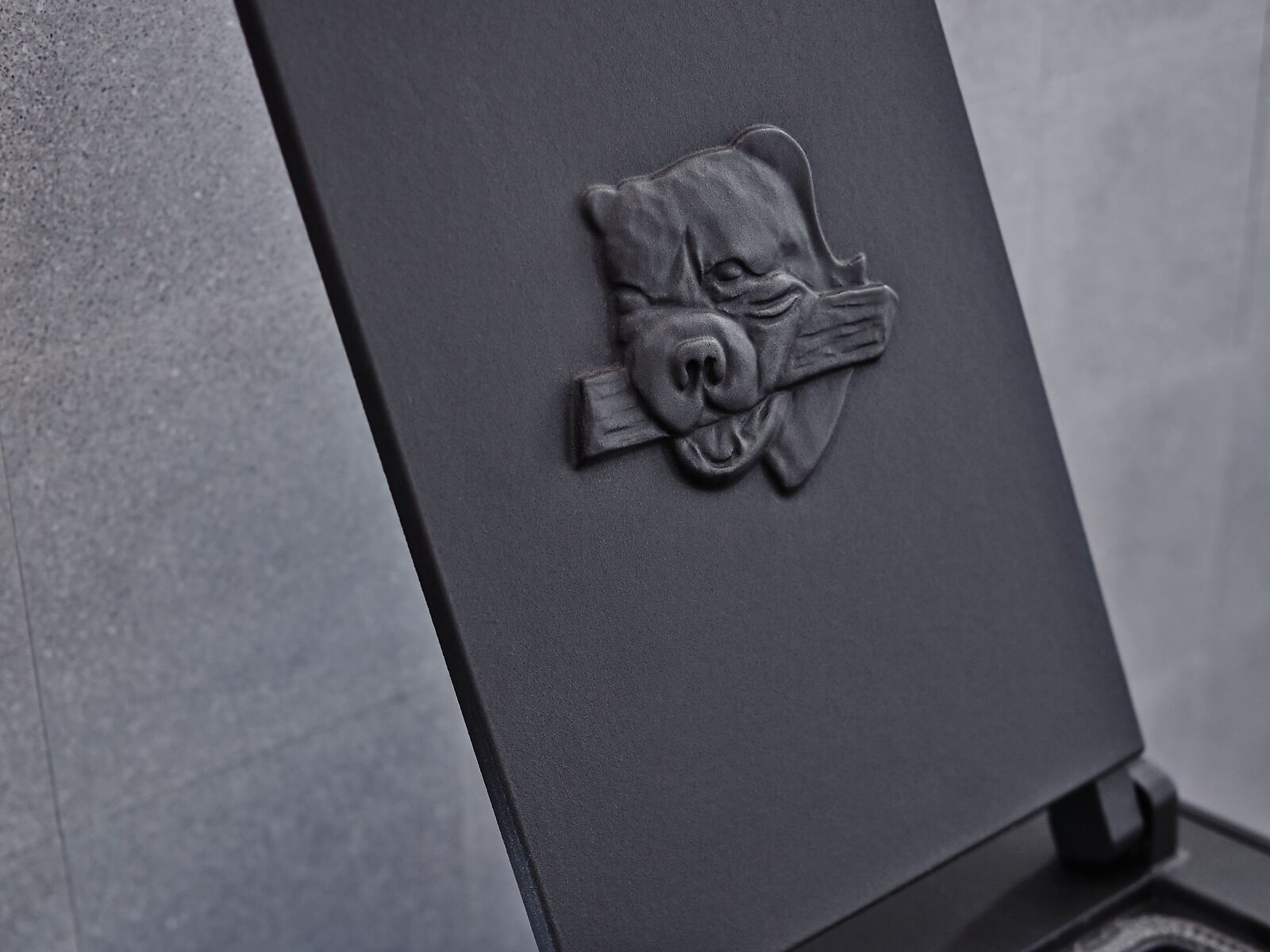 Iron Dog No 06 augeklappter Deckel mit Gusshund